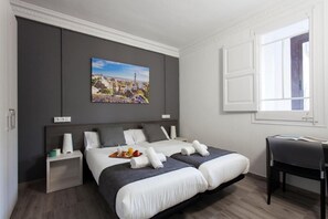 6 bedrooms, desk, iron/ironing board, travel cot - MARINA BUILDING! with communal roof terrace! (Barcelona)