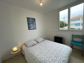 2 bedrooms - Beachside 3-Room Apartment with Balcony & Parking - Sleeps 6 (Saint-Hilaire-de-Riez)