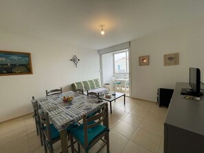 Dining - Beachside 3-Room Apartment with Balcony & Parking - Sleeps 6 (Saint-Hilaire-de-Riez)