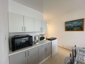 Fridge, microwave, oven, stovetop - Beachside 3-Room Apartment with Balcony & Parking - Sleeps 6 (Saint-Hilaire-de-Riez)