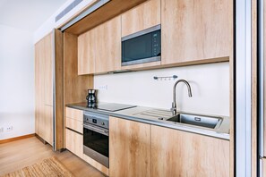 Appartement, 2 slaapkamers, terras | Privékeuken | Een koelkast, een microgolfoven, een oven, een kookplaat