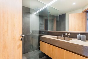 Leilighet, 2 soverom, terrasse | Bad | Regndusjhode, toalettartikler (inkludert), hårføner og bidé