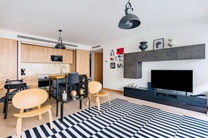 Appartement, 2 slaapkamers, terras | Woonruimte | Een 50-cm flatscreentelevisie met kabelzenders en televisie