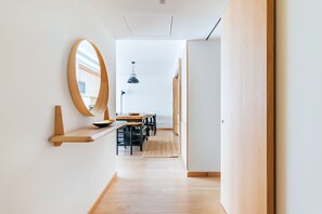 Căn hộ, 2 phòng ngủ, hiên | Khu phòng khách | TV màn hình phẳng 50-cm có truyền hình cáp, TV 