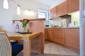 Réfrigérateur, micro-ondes, plaque de cuisson, lave-vaisselle