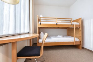 A bunk bed room with a desk and chair, a window with blinds, and a carpeted floor. - Ardenne House 01 — just a few meters from the fine-sand beach on the Baltic Sea (Heringsdorf (Seebad))