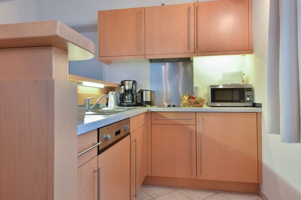 Kühlschrank, Mikrowelle, Herdplatte, Geschirrspüler