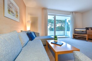 Tv, ett bordtennisbord och en stereo