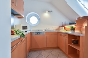 Kühlschrank, Mikrowelle, Herdplatte, Geschirrspüler