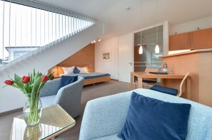 Fernseher, Tischtennisplatte, Stereoanlage