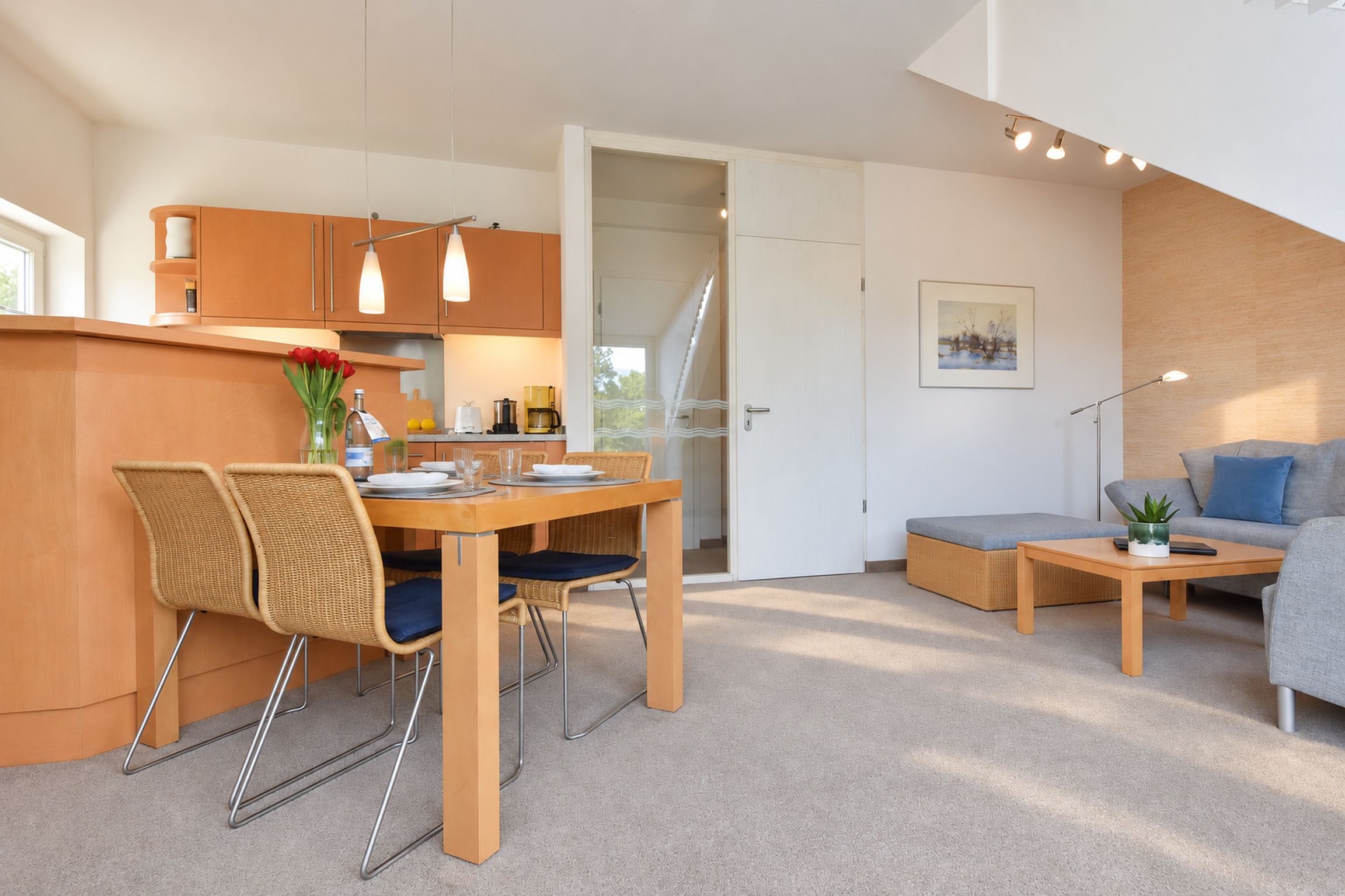 Un intérieur moderne comprenant un coin repas, une cuisine et un espace de vie.