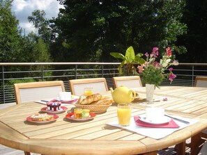 Tägliches kontinentales Frühstück (6.5 EUR pro Person)