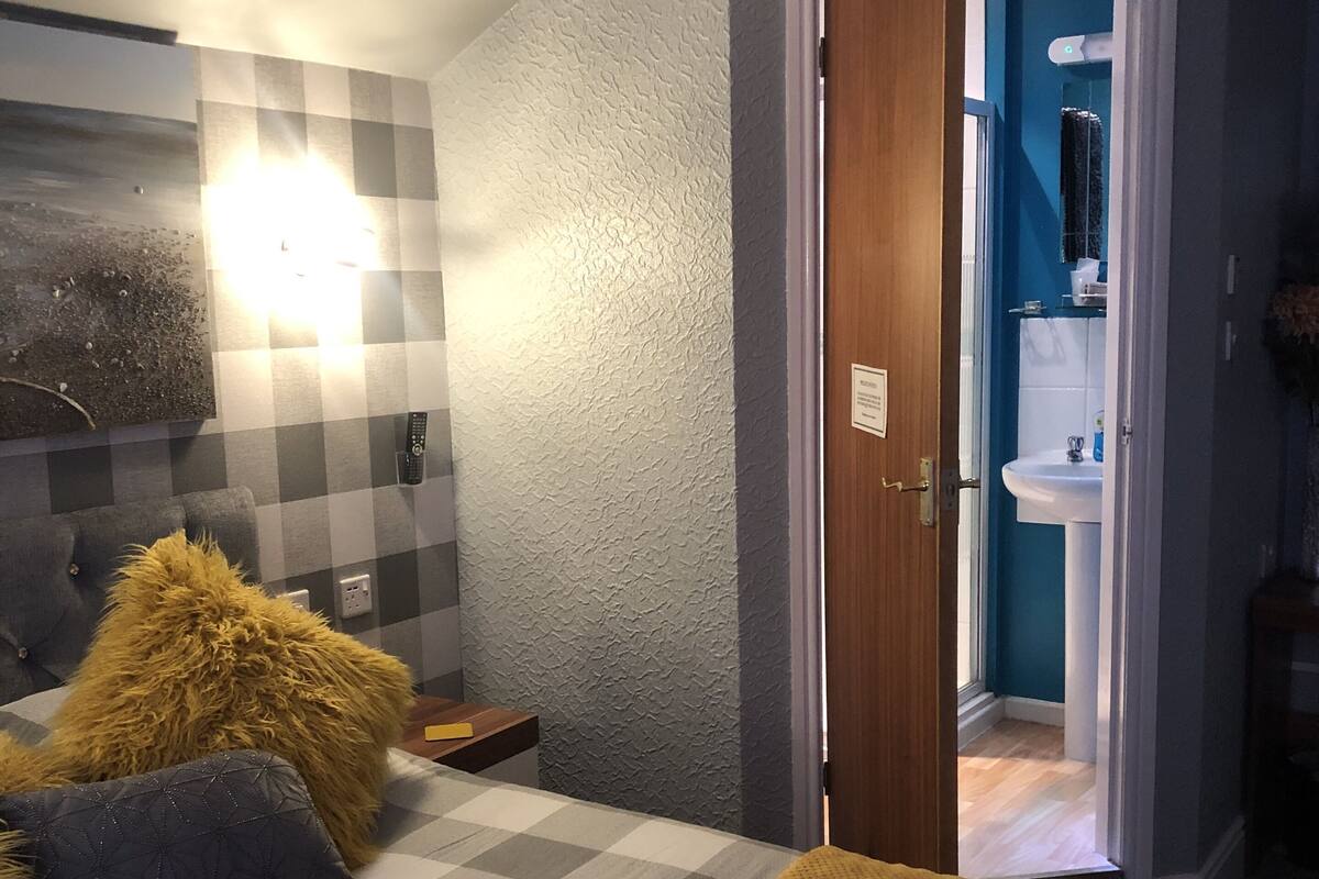 Classic Double Room | Bathroom | Shower, free toiletries, hair dryer, towels