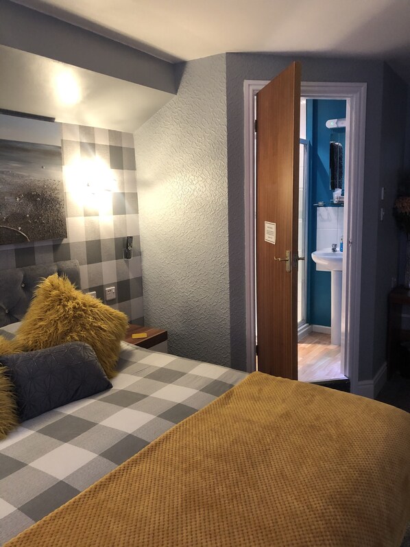 Classic Double Room | Bathroom | Shower, free toiletries, hair dryer, towels - Springfield Hotel (Blackpool)