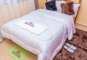 In-room safe, desk, soundproofing, bed sheets - Karibu Airport Homestay (Mlolongo)