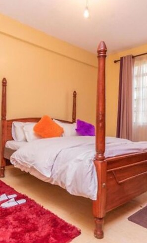 In-room safe, desk, soundproofing, bed sheets - Karibu Airport Homestay (Mlolongo)