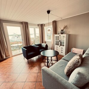 25-inch flat-screen TV with digital channels, TV, streaming services - Sjøberg Hotell og Ferieleiligheter (Stavanger)