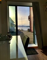 Habitación individual básica, 1 cama individual | Zona de estar | Televisión de pantalla plana de 25 pulgadas con canales digitales