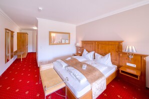 Habitación doble clásica | Escritorio, wifi gratis y ropa de cama 