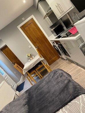 Maison, 1 grand lit | Intérieur