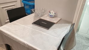 1 habitación, tabla de planchar con plancha, wifi gratis y ropa de cama