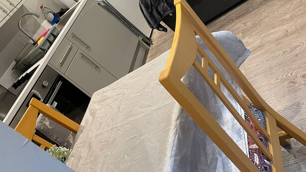 Quarto moderno com uma cama, escrivaninha e cadeira.