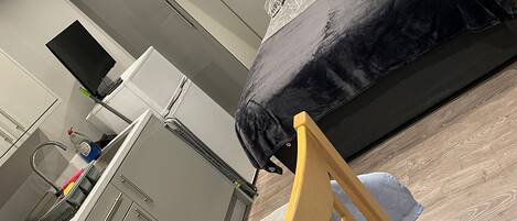 House, 1 Queen Bed | 1 bedroom, iron/ironing board, free WiFi, bed sheets