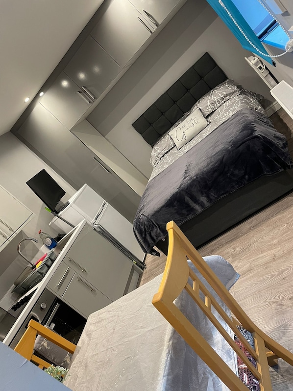 1 habitación, tabla de planchar con plancha, wifi gratis y ropa de cama