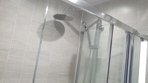 Ducha, secador de pelo, toallas, jabón
