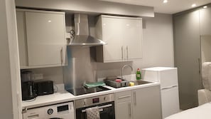 Refrigerador, microondas, horno, placa de cocina