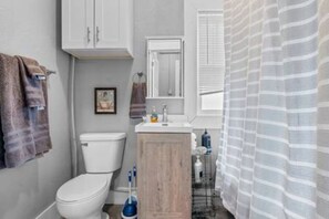 Een haardroger, handdoeken