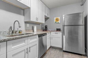 Een koelkast, een microgolfoven, een oven, een kookplaat