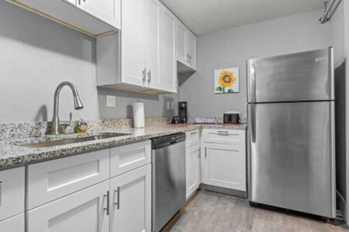 Nice 2 bedroom in Sherman Hill-8