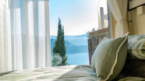 A bedroom with a bed, a view of mountains, and a tree. - EnjoyIseoLake - Colosseum - Parzanica (Parzanica)