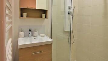 Shower, hair dryer, toilet paper