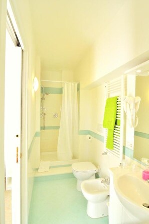 Dusche, Haartrockner, Bidet, Handtücher