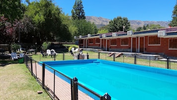 Una piscina al aire libre de temporada