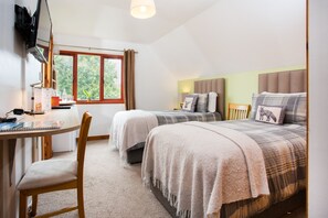 Camera Deluxe con letto matrimoniale o 2 letti singoli (R3) | Una scrivania, tende oscuranti, ferro/asse da stiro, Wi-Fi gratuito