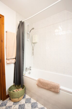 Superior Double or Twin Room (R1) | Bathroom | Towels - Beechwood Lodge (Alness)