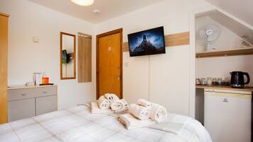 Standard-Doppelzimmer (R4) | 5 Schlafzimmer, Schreibtisch, Verdunkelungsvorhänge