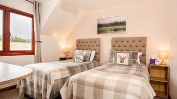 Phòng đôi hoặc 2 giường đơn Superior (R1) | Bàn, màn/rèm cản sáng, bàn ủi/dụng cụ ủi quần áo