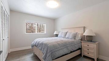 3 bedrooms, desk, iron/ironing board, travel crib