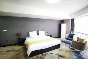 Una camera d'albergo con un letto grande, un comodino, una sedia e vista sull'esterno.