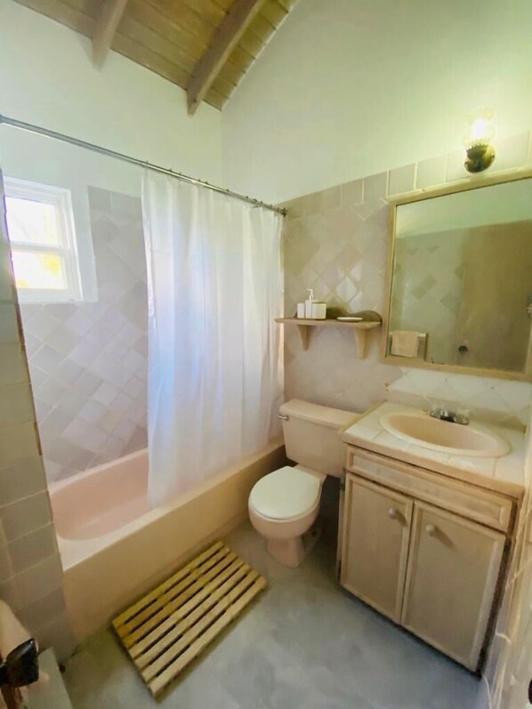 Bathroom - Modern 3bed House in the Heart of Swetes Village (Swetes)