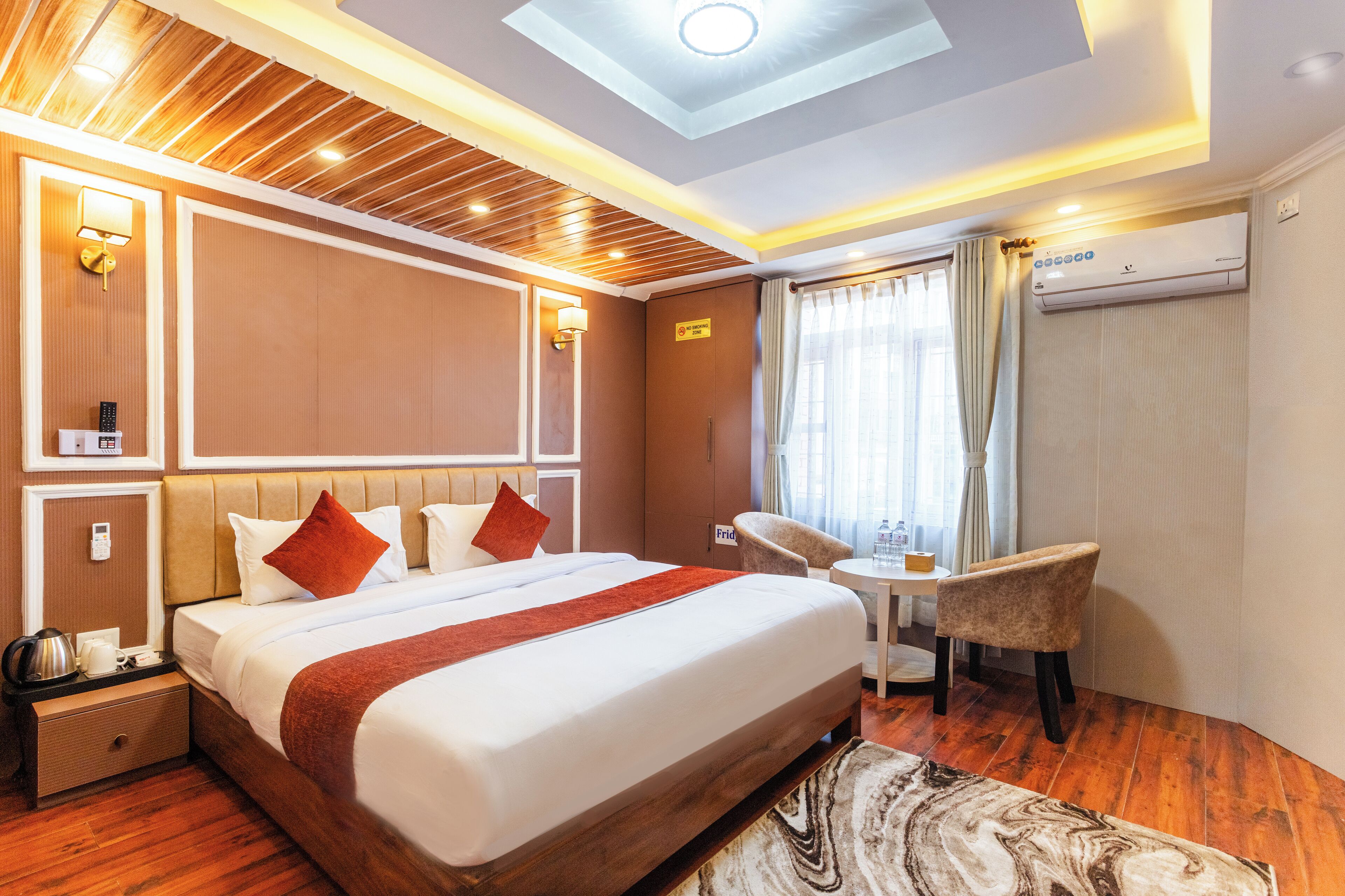 Superior Double Room | Desk, bed sheets