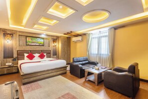 Luxury Room | Desk, bed sheets