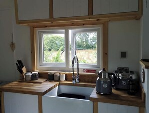 Kühlschrank, Mikrowelle, Wasserkocher, Toaster