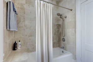 Ensemble douche/baignoire, serviettes fournies