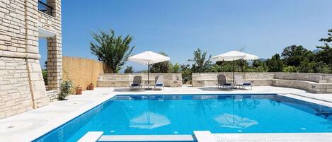 Piscine extérieure (ouverte en saison)