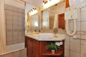 Badewanne, Haartrockner, Handtücher